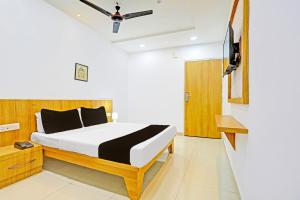 Postel nebo postele na pokoji v ubytování Super Hotel O Raipur