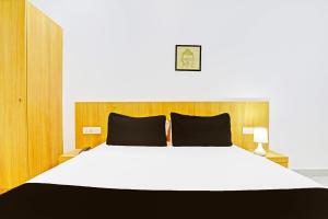 Postel nebo postele na pokoji v ubytování Super Hotel O Raipur