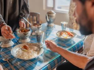 Makanan di atau berdekatan asrama