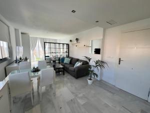 een woonkamer met een bank en een tafel bij Loft beach in Alicante