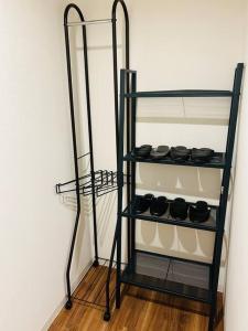 ein schwarzes Regal mit schwarzen Schuhen darauf in der Unterkunft 京橋駅徒歩10分圏内隠れ宿京橋 in Osaka