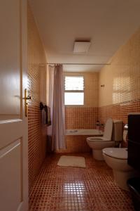 a bathroom with a toilet and a tub and a sink at Apartment happy place mit Meerblick in Alcalá