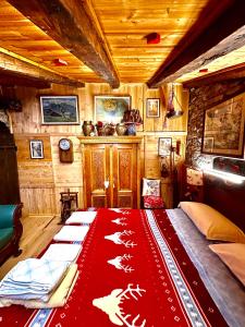 a bedroom with a red blanket on a bed at La Maisonnette de Stefano in Pré-Saint-Didier