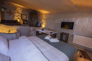 a bedroom with a large bed and a sink at Kayaharman cave otel in Nar