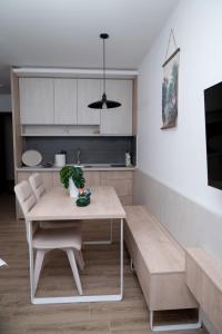 cocina con mesa y banco en una habitación en Residence Hill A036 Apartment, en Kopaonik