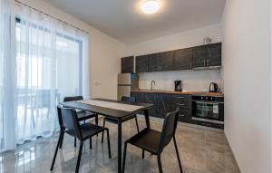 Dapur atau dapur kecil di Cozy Apartment In Vir With Wifi