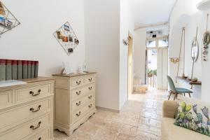 un salon avec une commode et une chaise dans l'établissement Dimora Marter, city center, à Conversano