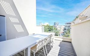 テルアビブにあるLuxury Beachfront Penthouse at Haari By HolyGuestの建物の上にテーブルと椅子が置かれたバルコニー +21枚の写真