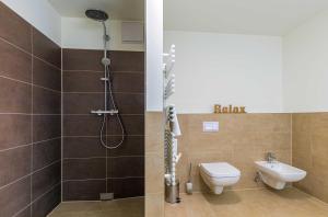 a bathroom with a shower and a toilet and a sink at Entschleunigung - Apartment mit Dachterrasse & Müritzblick in der Hafenresidenz in Waren +23 photos