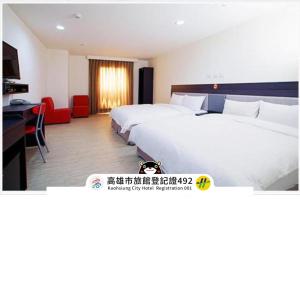 Giường trong phòng chung tại Big Bear Hotel
