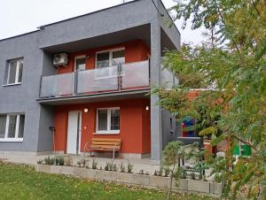 Budova, kde se prázdninový dům nachází