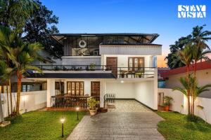 Tòa nhà nơi biệt thự tọa lạc