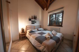 Postel nebo postele na pokoji v ubytování Forest Camp Val di Gresta + 16 fotografií
