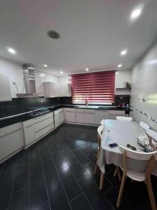 Η κουζίνα ή μικρή κουζίνα στο Modern Apartment in El Achour