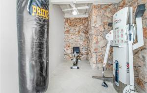 Posilňovňa alebo fitness centrum v ubytovaní Amazing Apartment In Dramalj With Wifi