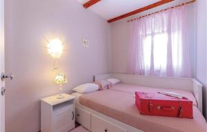 Posteľ alebo postele v izbe v ubytovaní Amazing Apartment In Dramalj With Wifi