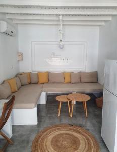 Et opholdsområde på Agios Nikolaos Beach House Kimolos + 19 billeder