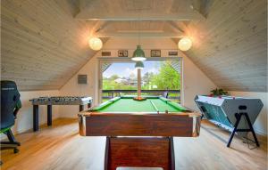 Biliár nebo kulečník v ubytování Amazing Home In Glesborg With Sauna