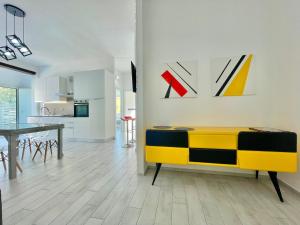 ein Wohnzimmer mit einem gelb-schwarzen Sofa in der Unterkunft La Corte di Nonna Gina in Tortolì