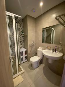 a bathroom with a toilet and a sink and a shower at Costa Mar Playa 9 - Appartement Moderne avec Balcon et Vue Piscine - Proche de la Plage in Martil