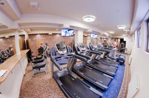 una sala de fitness con cintas de correr y equipo cardiovascular en Hotel Agit Congress&Spa, en Lublin