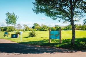 Zahrada ubytování Sage Caravan 3 with Pets Welcome at Thurston Manor Leisure Park