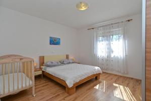 En eller flere senge i et værelse på Lovely flat just steps from the beach + 26 billeder