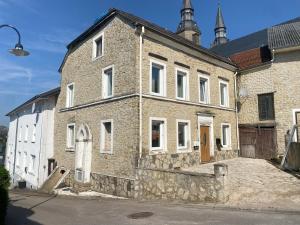 HelfantHelfant Luxembourg Deluxe Double Room 1的一座旧砖砌建筑,设有白色门窗