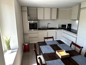 HelfantHelfant Luxembourg Deluxe Double Room 1的房间里有一张桌子和几把椅子的厨房