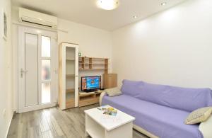 Et tv og/eller underholdning på Lovely flat just steps from the beach