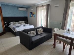 Postel nebo postele na pokoji v ubytování D Townhouse Boutique Suites
