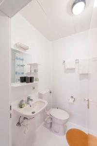 Ένα μπάνιο στο Galilei Apartment 1