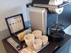 Příslušenství pro přípravu čaje a kávy v ubytování ibis Styles Genève Carouge