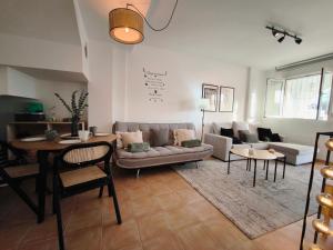 un soggiorno con un divano e un tavolo di Panorama Golf, Villa Martn semi-detached duplex a Villacosta