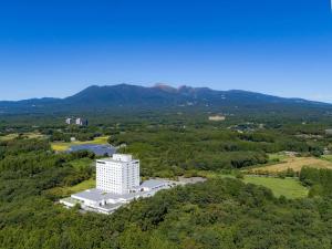 an overhead view of a white building in the woods at Grand Mercure Nasu Highlands Resort & Spa in Nasu
