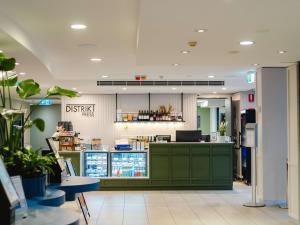 悉尼Mercure Sydney Macquarie Park的商店里带酒台的餐厅