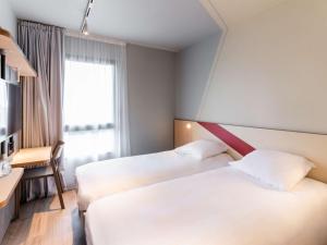 Postel nebo postele na pokoji v ubytování ibis budget Morlaix