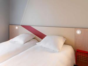 Postel nebo postele na pokoji v ubytování ibis budget Morlaix