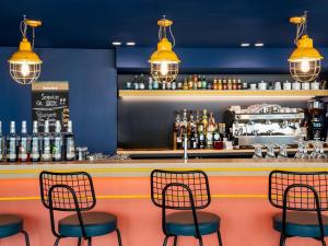 Lounge nebo bar v ubytování ibis budget Morlaix