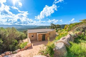 una piccola casa su una collina con vista di Maison Altea - Maison climatisée a Figari