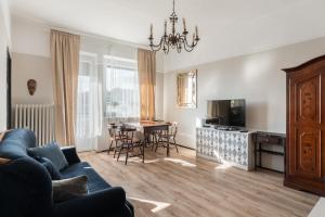 Televízia a/alebo spoločenská miestnosť v ubytovaní Blue Apartment Rajska