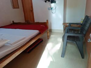 ゴカルナにあるShreekrishna iWOODS HOMESTAYのベッドと机と椅子のある寝室