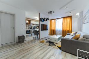 a living room with a couch and a kitchen at Sweet Home 2 in Sandanski