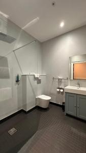 Een badkamer bij Sweeney's Hotel 2020 Limited
