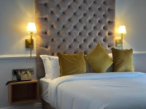 Een bed of bedden in een kamer bij Sweeney's Hotel 2020 Limited