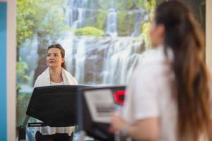 una donna in piedi su un podio davanti a una fontana di Divaisib Termal Resort Hotel & Spa a Kozaklı Altre 39 foto