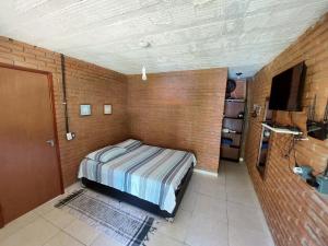 TV a/nebo společenská místnost v ubytování Chalé confortável em Domingos Martins Village Rio da Montanha