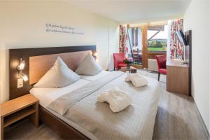 Postel nebo postele na pokoji v ubytování Hotel Waldachtal