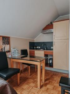 a living room with a table and a kitchen at Pokoje hotelowe Azyl in Kąty Wrocławskie +26 photos