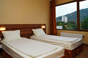 Tempat tidur dalam kamar di Family Hotel Ramira